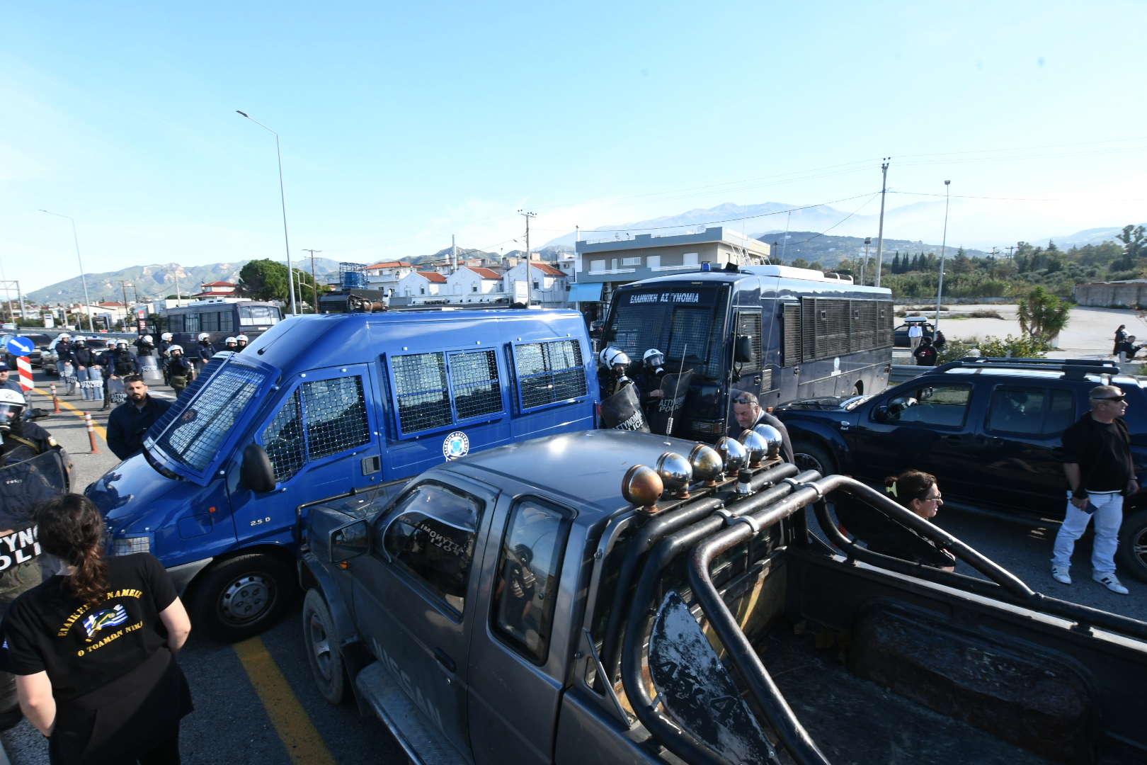 Ένταση, χημικά και κρότου λάμψης στη Γέφυρα Ρίου – Αντιρρίου – Μπλόκο της ΕΛ.ΑΣ., καθιστική διαμαρτυρία από αγρότες