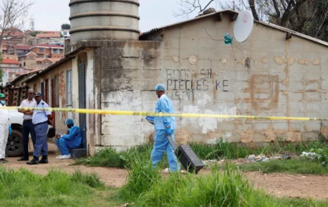 Μια ομάδα εγκληματολόγων στον τόπο του συμβάντος όπου αρκετοί άνθρωποι πυροβολήθηκαν και σκοτώθηκαν στο Atteridgeville στην Πρετόρια,