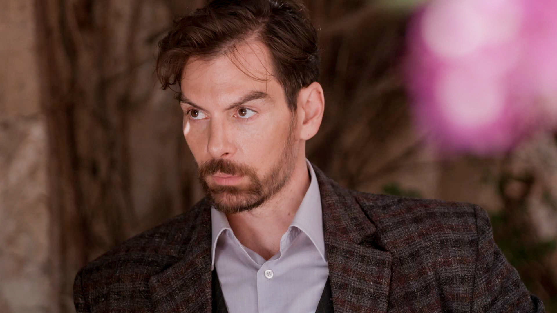 Grand Hotel: Ο Πέτρος φεύγει κρυφά για να πάει να βρει την Αλίκη την ώρα που ο Διονύσης οργανώνει τη δολοφονία της