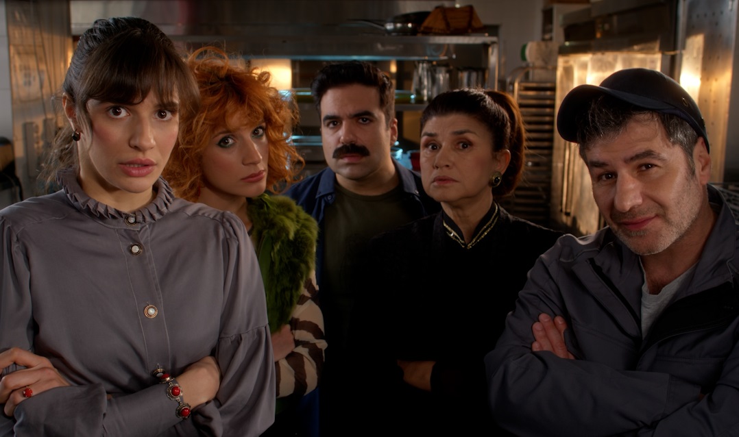 HOTΕΛ ΕΛVIRA: Η Ελβίρα μοιάζει σίγουρη πια για την προδοσία του Χάρι – Τι θα δούμε απόψε