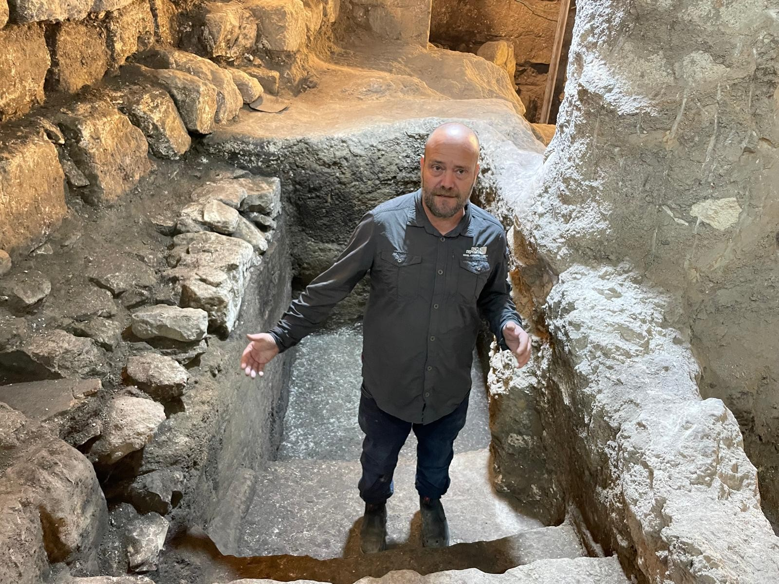 Ο αρχαιολόγος της Αρχής Αρχαιοτήτων του Ισραήλ, Ari Levy διευθυντής της ανασκαφής κάτω από την Πλατεία του Δυτικού Τείχους στην Ιερουσαλήμ, στέκεται μέσα σε ένα μικβέ (τελετουργικό λουτρό) 2.000 ετών που ήρθε στο φως τον Δεκέμβριο του 2025. Φωτογραφία: Rossella Tercatin/Times of Israel 