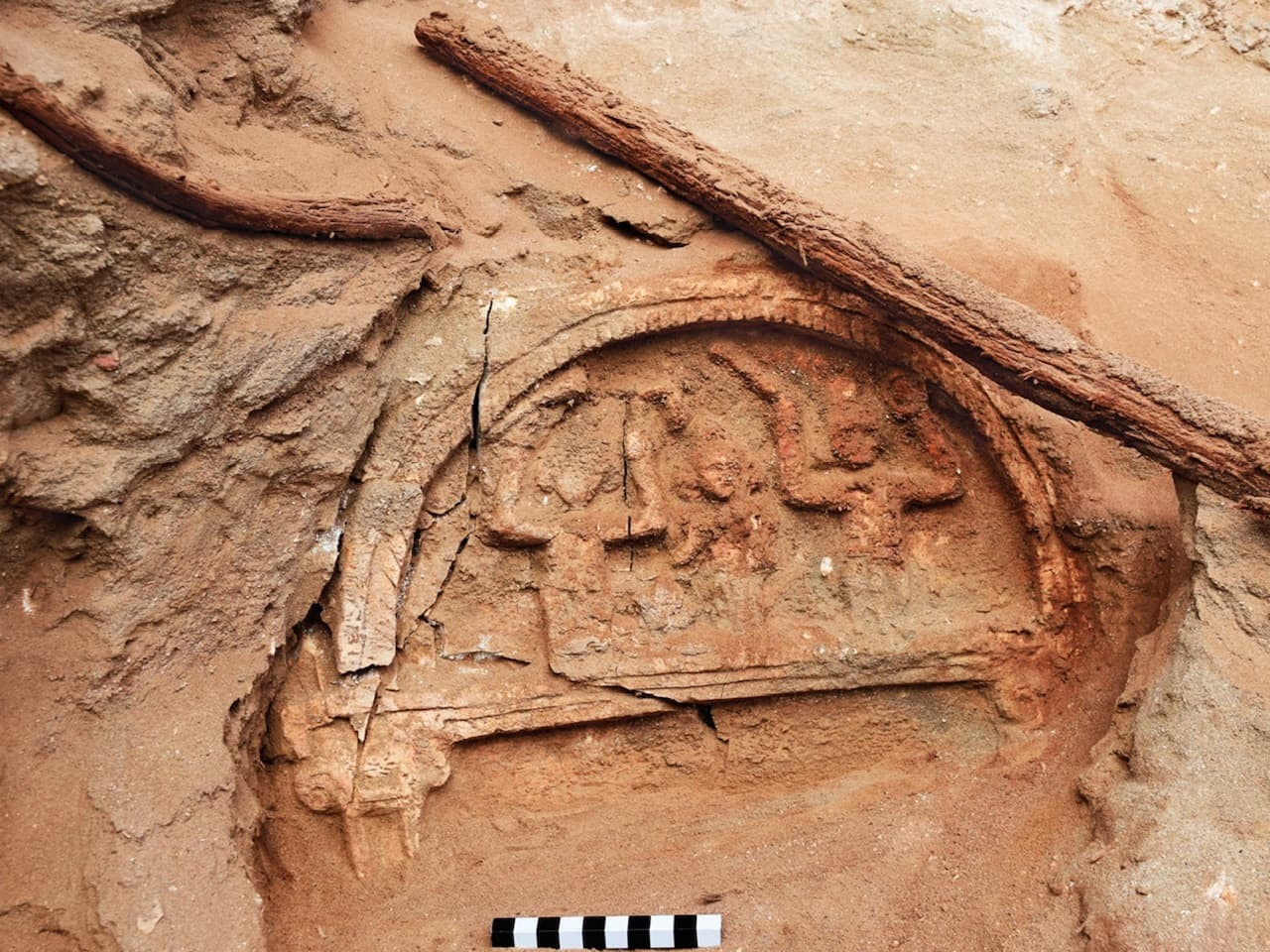 Φωτογραφία της στήλης Βρίσνι [Vrishni] in situ (στη φυσική της θέση). Άποψη με κατεύθυνση προς τα βορειοδυτικά. Φωτογραφία: Steven E. Sidebotham