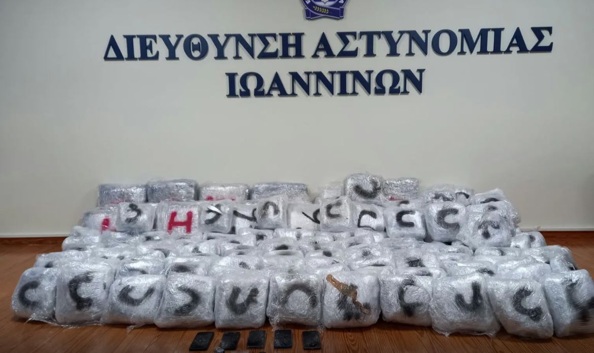 Ιωάννινα: Οδηγούσε τζιπ γεμάτο με ναρκωτικά, έχοντας δίπλα της τον 2,5 ετών γιο της – Κατασχέθηκαν 215 κιλά ακατέργαστης κάνναβης