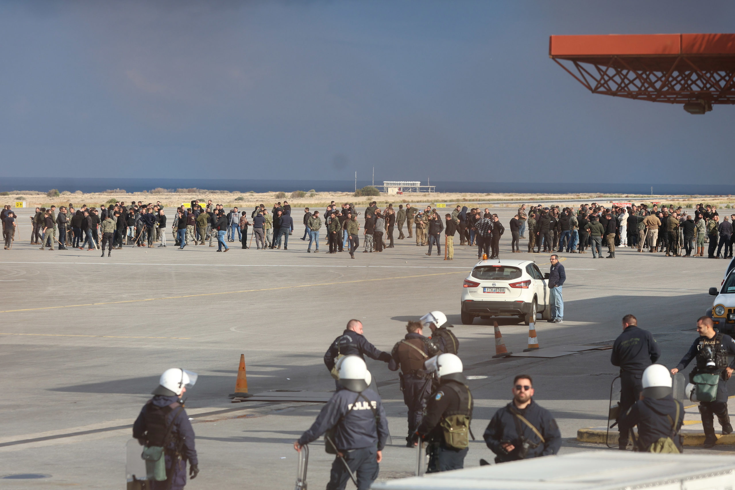 Κρήτη: Κλειστά τα αεροδρόμια σε Ηράκλειο και Χανιά – Επεισόδια με πετροπόλεμο, χημικά και 2 τραυματίες – ΦΩΤΟ και ΒΙΝΤΕΟ