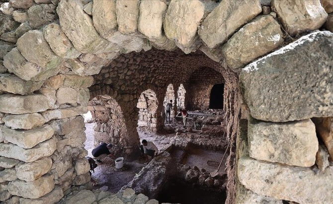 «Η επιγραφή ‘Τίτος Δομέστικος’ είναι ιδιαίτερα ενδιαφέρουσα», δήλωσε ο Ακγκιούλ. «Το Τίτος φαίνεται να είναι κύριο όνομα, ενώ το Δομέστικος είναι γνωστό στις βυζαντινές πηγές ως στρατιωτικός ή εκκλησιαστικός τίτλος. Αυτό υποδηλώνει ότι το κτίριο μπορεί να ανήκε σε κάποιον τοπικό διοικητή ή αξιωματούχο». Φωτογραφία: Halil İbrahim Sincar/AA