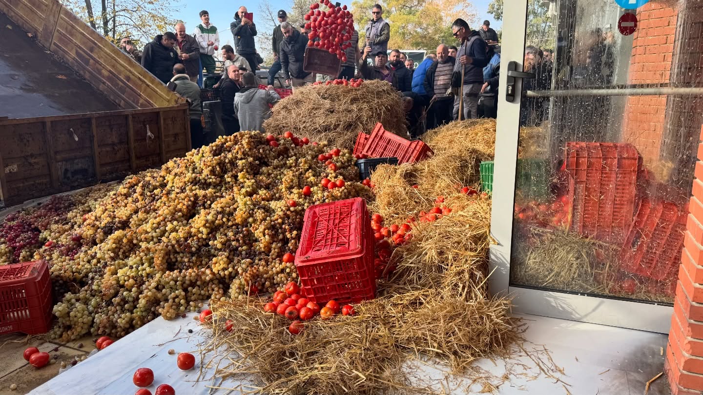 Καβάλα: Αγρότες χύνουν γάλα, πετάνε άχυρα και σταφύλια έξω από την Περιφέρεια