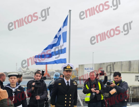 ελληνική σημαία στη φρεγάτα «Κίμων»