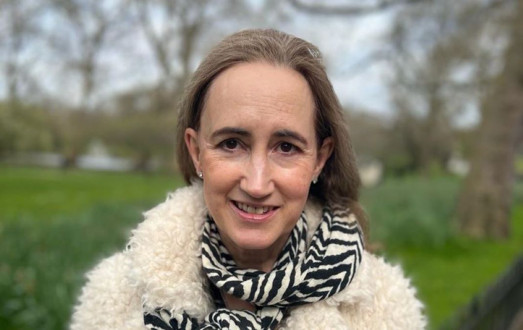 Sophie Kinsella: Πέθανε η διάσημη Βρετανίδα συγγραφέας σε ηλικία 55 ετών – Τα βιβλία της αποτέλεσαν βάση για την ταινία «Ψωνίζω, άρα υπάρχω»