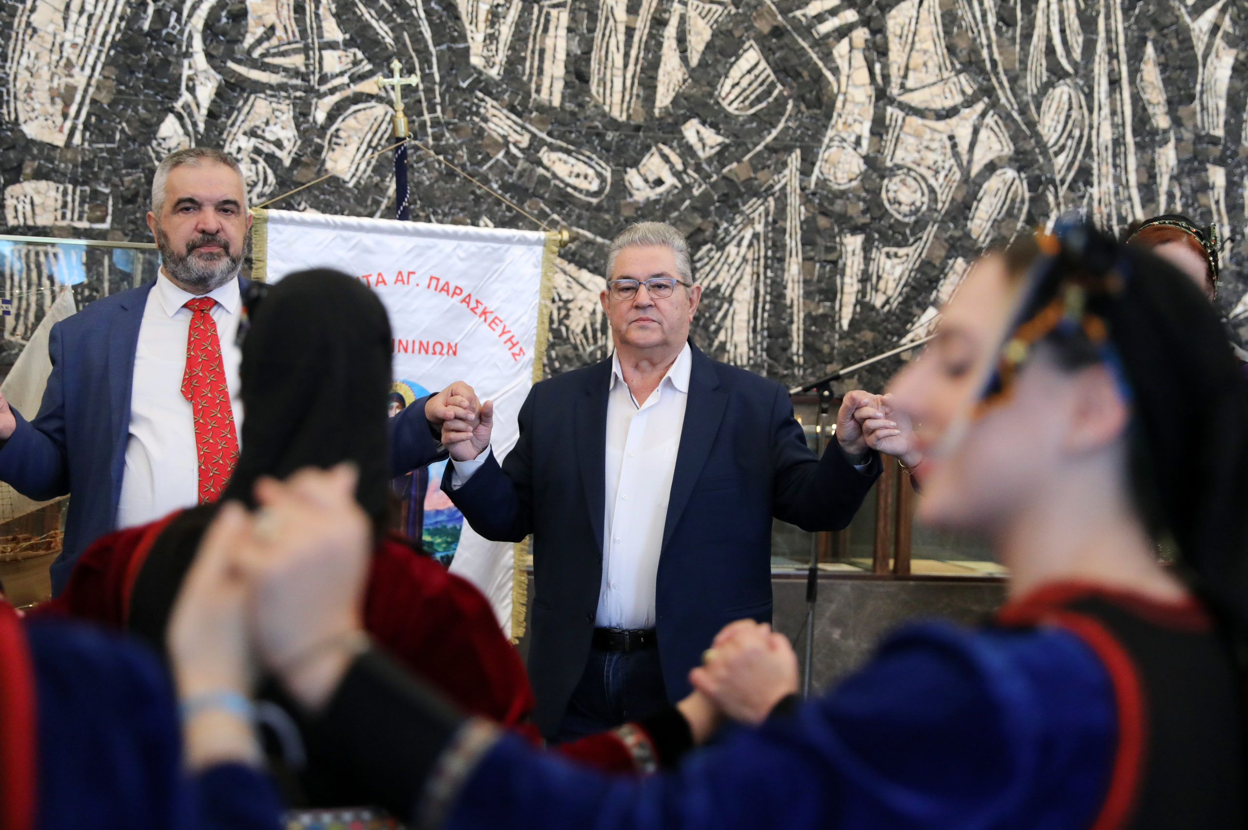 Δημήτρης Κουτσούμπας: Άκουσε ηπειρώτικα κάλαντα και έσυρε τον χορό – Βίντεο