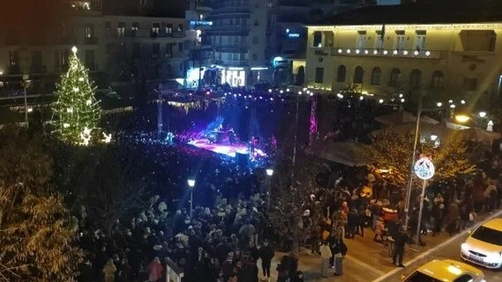 Κοζάνη: Πανικός από πυροτεχνήματα στο άναμμα του Χριστουγεννιάτικου δέντρου – «Έβλεπα τον κόσμο να φεύγει πανικόβλητος», δείτε βίντεο