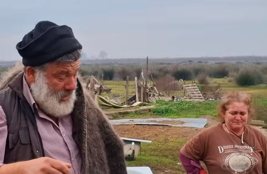 Βίντεο: Κτηνοτρόφος αποχαιρετά με λυγμούς τα 450 πρόβατά του που θα θανατωθούν λόγω της ευλογιάς – «Τα φύλαξα από τα πάντα…»