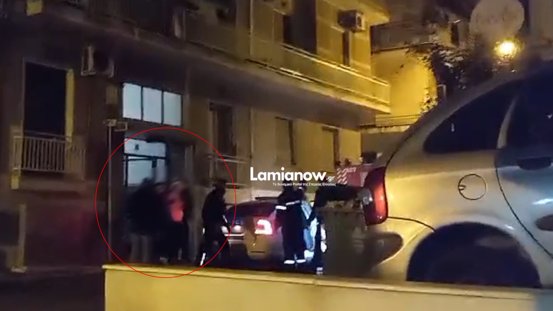 Λήξη συναγερμού στη Λαμία: Προσήχθη ο άνδρας που απειλούσε ότι θα βάλει φωτιά ύστερα από επιχείρηση της ΕΛΑΣ