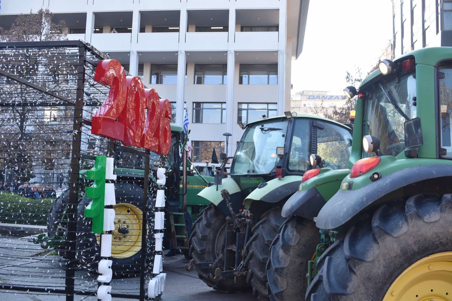 Λάρισα: «Πρωτοχρονιά στα μπλόκα αν δεν ικανοποιηθούν τα αιτήματά μας» – Συγκέντρωση αγροτών στην κεντρική πλατεία για τη δίκη δύο συναδέλφων τους