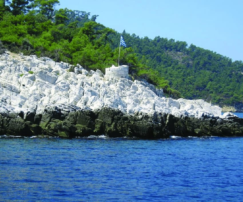 Ερείπια πύργου στο νησί της Θάσου, ο οποίος χρησιμοποιούνταν για το άναμμα φωτιών που καθοδηγούσαν τα πλοία. Φωτογραφία: Christos Doukas (2012)