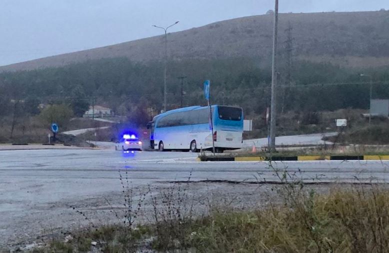 Τραγωδία στην Πτολεμαΐδα: «Ο οδηγός έπαθε έμφραγμα, ένας νεαρός άρπαξε το τιμόνι και σωθήκαμε» – Όσα περιέγραψε επιβάτιδα του λεωφορείου που εξετράπη