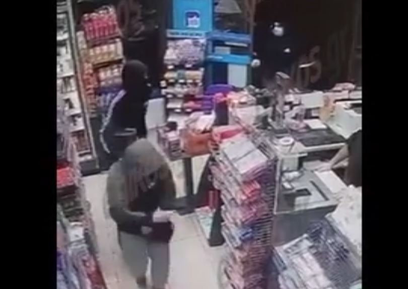 Βύρωνας: Μπούκαραν με όπλα σε καταστήματα τυχερών παιχνιδιών απειλώντας τους υπαλλήλους – Βίντεο ντοκουμέντα
