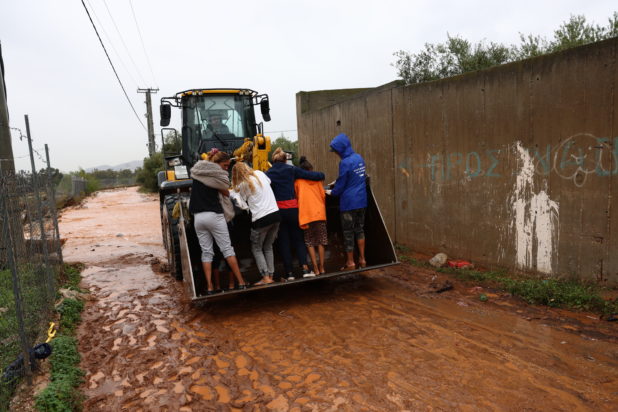 ΚΑΤΑΣΤΡΟΦΕΣ ΚΑΙ ΠΛΗΜΜΥΡΕΣ ΑΠΟ ΤΗΝ ΕΠΕΛΑΣΗ ΤΗΣ ΚΑΚΟΚΑΙΡΙΑΣ "BYRON" ΣΤΗ ΜΑΝΔΡΑ ΑΤΤΙΚΗΣ