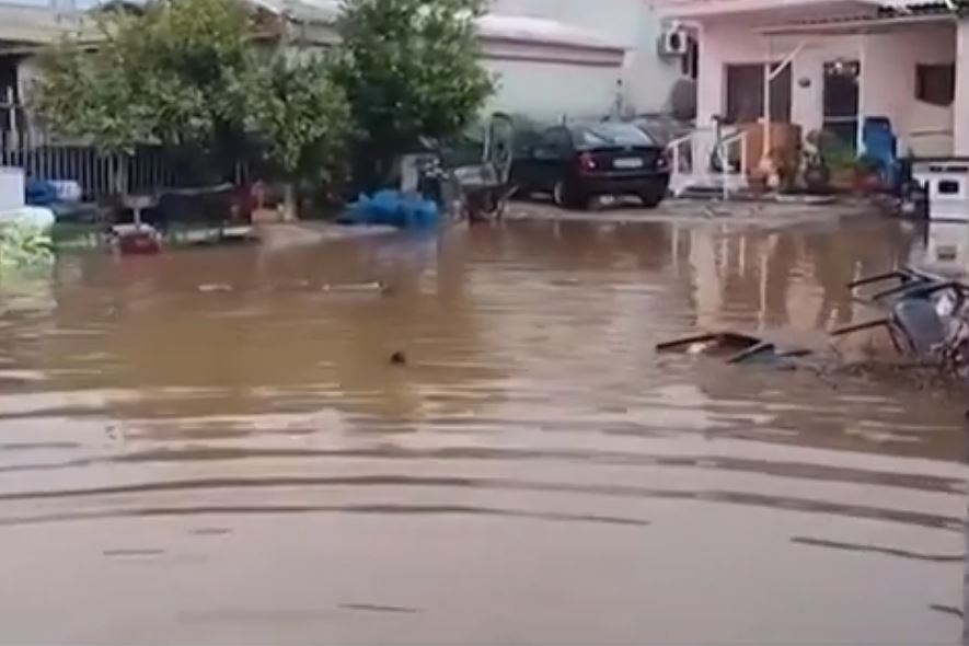 Μάνδρα: «Μας ξύπνησαν μνήμες του παρελθόντος» – Απεγκλωβίστηκε μητέρα με το παιδί της