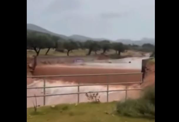 Κακοκαιρία «Byron»: Υπερχείλισε ρέμα στη Μάνδρα – Διακοπή κυκλοφορίας στην οδό Αγίας Αικατερίνης – ΒΙΝΤΕΟ