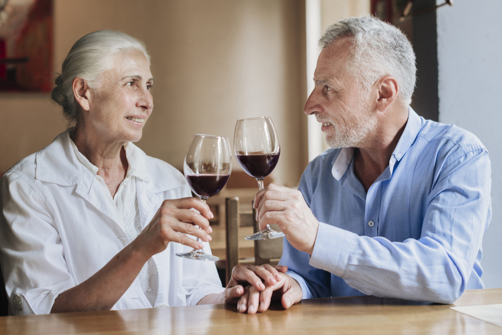 Μακροζωία: Ειδικός αποκαλύπτει τον κανόνα για το κρασί που ακολουθούν οι μακροβιότεροι άνθρωποι στον κόσμο