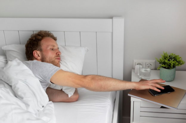 Ύπνος: Ειδικός εξηγεί τον πραγματικό λόγο που ξυπνάτε στις 4 τα ξημερώματα - Ο ρόλος των ορμονών και του κιρκάδιου ρυθμού