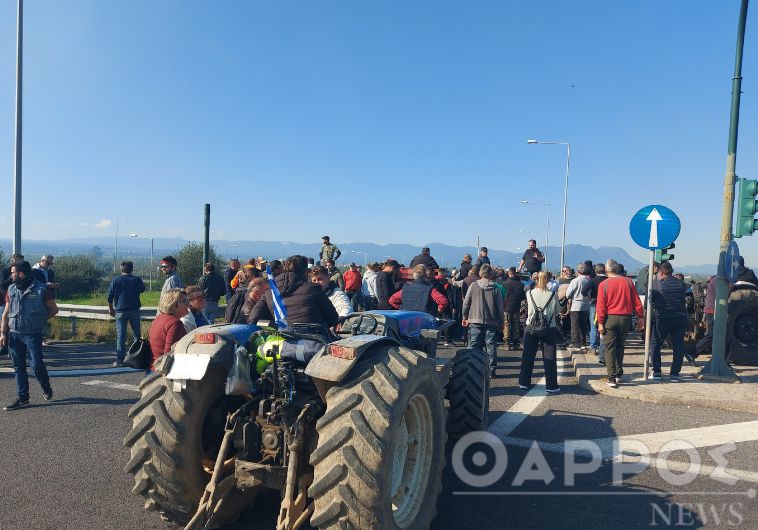 Μεσσηνία: Αγρότες απέκλεισαν τον αυτοκινητόδρομο στο ύψος της Θουρίας – Κλειστά και τα δύο ρεύματα