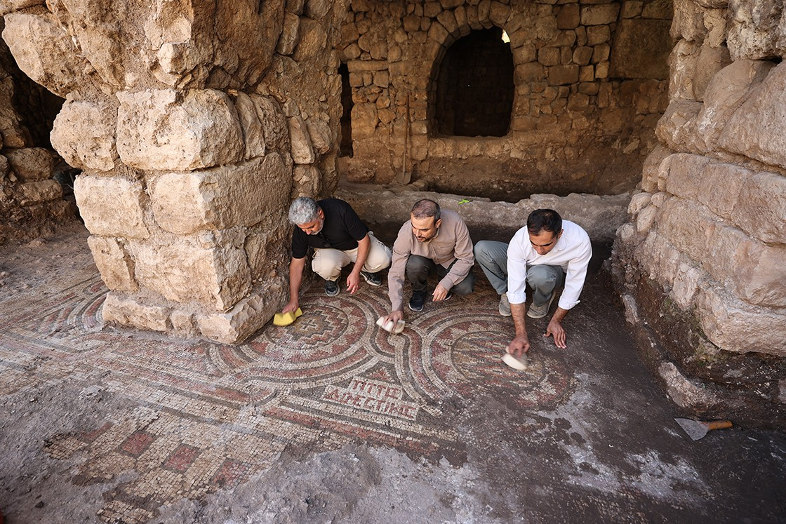 «Η επιγραφή ‘Τίτος Δομέστικος’ είναι ιδιαίτερα ενδιαφέρουσα», δήλωσε ο Ακγκιούλ. «Το Τίτος φαίνεται να είναι κύριο όνομα, ενώ το Δομέστικος είναι γνωστό στις βυζαντινές πηγές ως στρατιωτικός ή εκκλησιαστικός τίτλος. Αυτό υποδηλώνει ότι το κτίριο μπορεί να ανήκε σε κάποιον τοπικό διοικητή ή αξιωματούχο». Φωτογραφία: Halil İbrahim Sincar/AA 