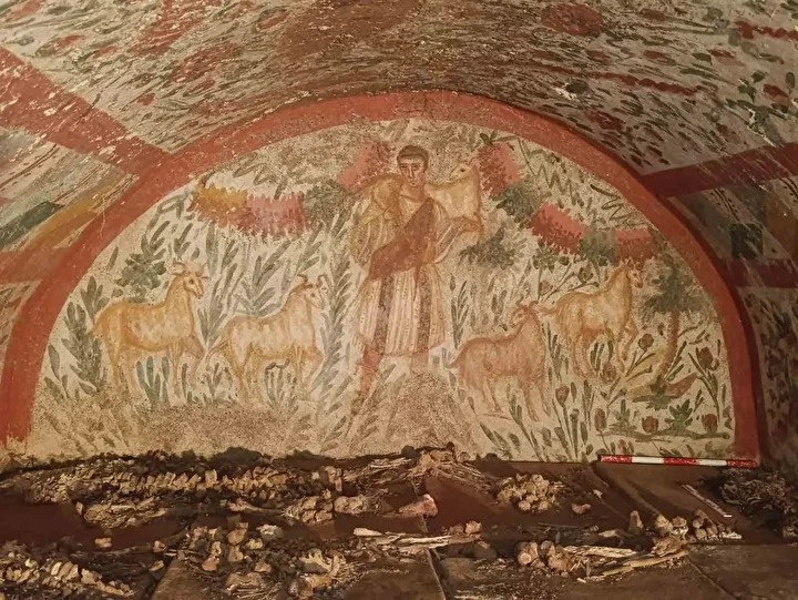 Ο υπόγειος θάλαμος-τάφος που αποκαλύφθηκε κατά την ανασκαφική περίοδο του 2025 ξεχωρίζει για τις αξιοσημείωτα διατηρημένες τοιχογραφίες του. Πηγή: arkeoloji Haber