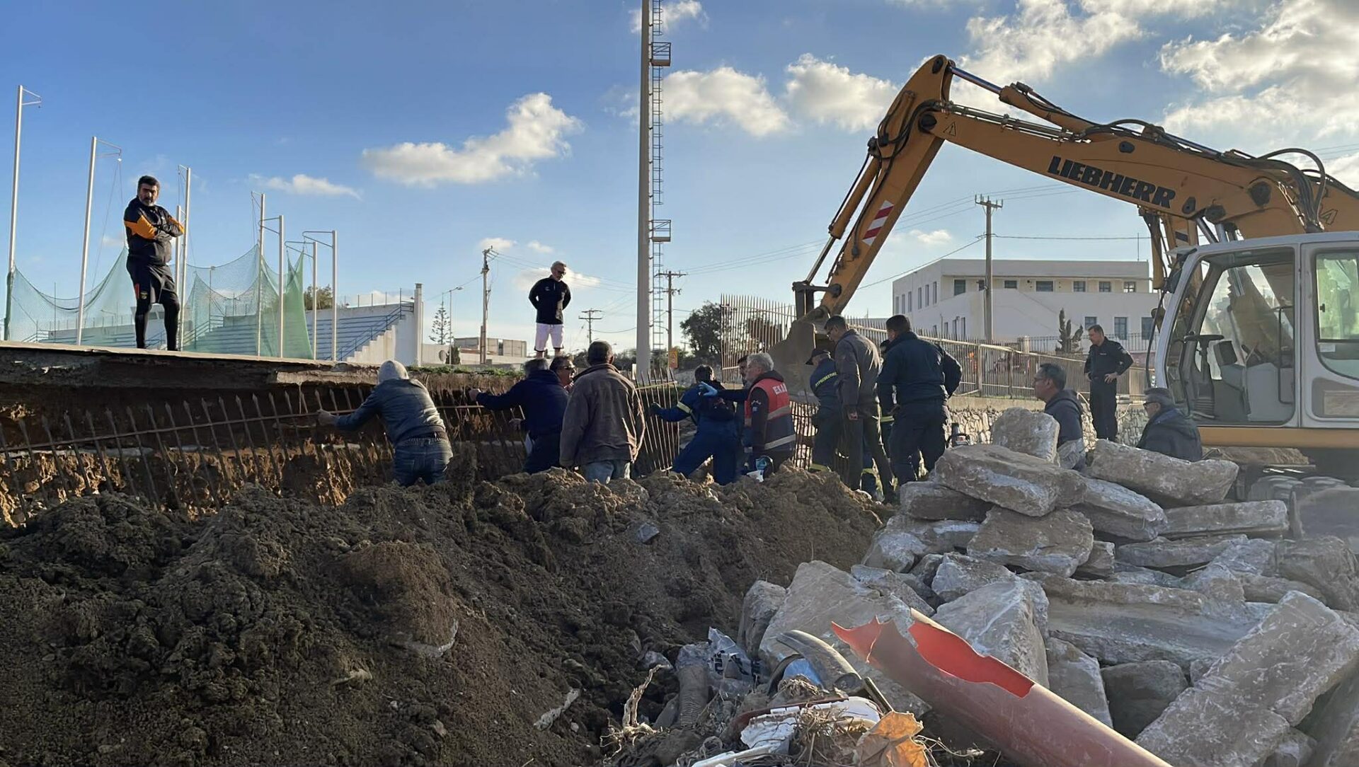 Νάξος: Δύο εργάτες έπεσαν σε τάφρο όταν υποχώρησαν τα κάγκελα – Σε εξέλιξη επιχείρηση απεγκλωβισμού