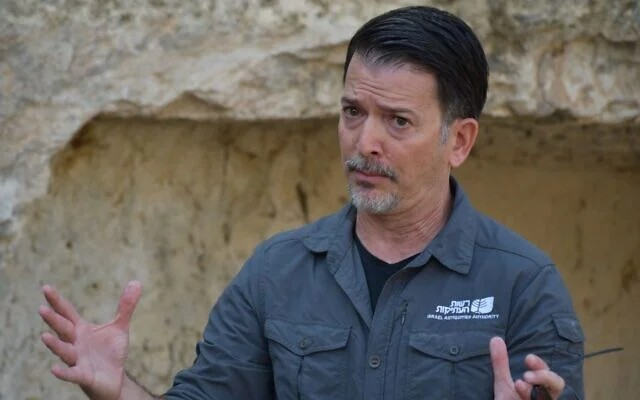 Ο αρχαιολόγος της Αρχής Αρχαιοτήτων του Ισραήλ Δρ. Amit Re’em. Φωτογραφία: Emil Aladjem, Αρχή Αρχαιοτήτων του Ισραήλ