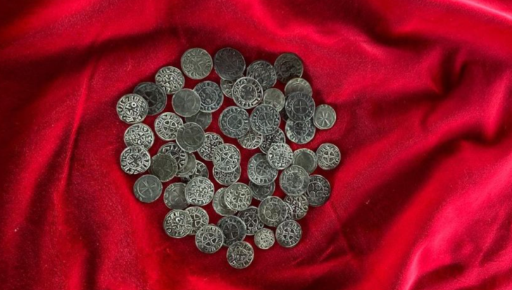 Ανακαλύφθηκε τυχαία θησαυρός με 56 σπάνια νομίσματα στο πιο απρόσμενο μέρος