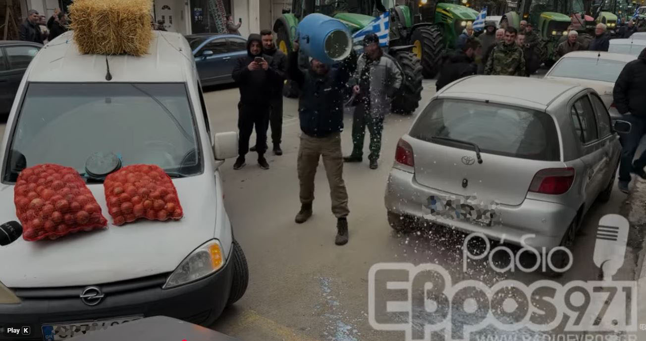 Ορεστιάδα: Αγρότες έριξαν σανό, γάλα και κρεμμύδια έξω από γραφεία βουλευτών – ΒΙΝΤΕΟ
