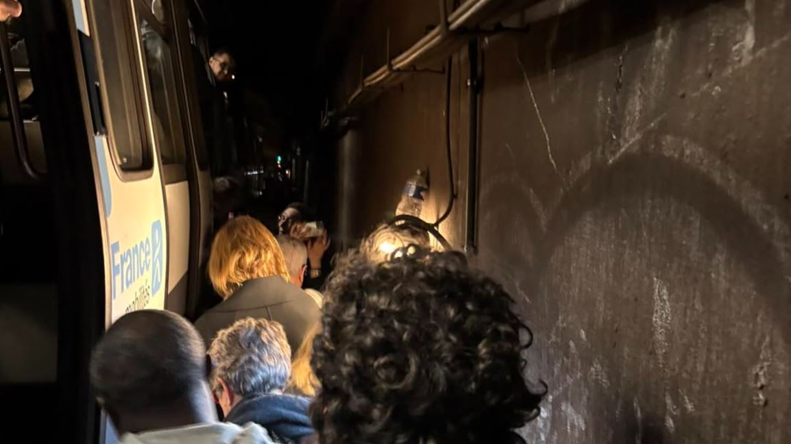Παρίσι: Χάος στη Γραμμή 8 του μετρό όπου εγκλωβίστηκαν επιβάτες – Αναγκάστηκαν να περπατήσουν στις ράγες