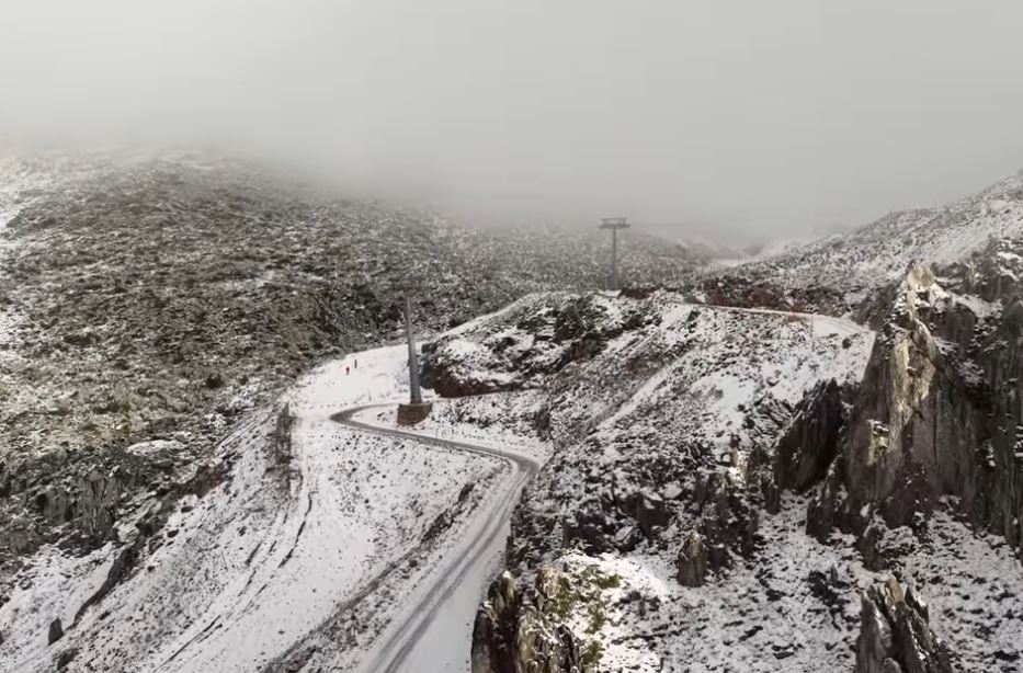 Έπεσαν τα πρώτα χιόνια στον Παρνασσό – Δείτε βίντεο