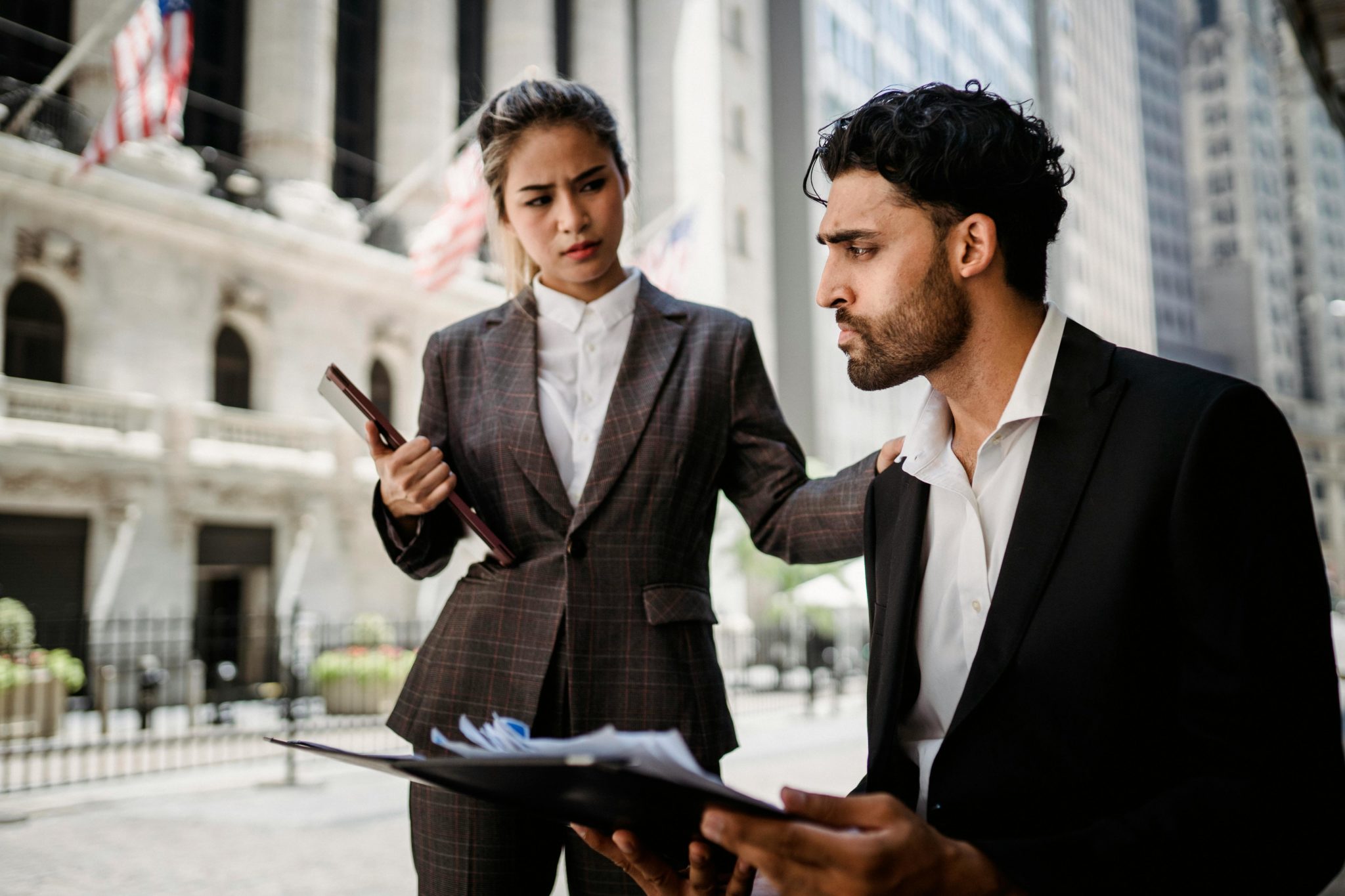 Οι 8 φράσεις που λένε οι άνδρες για να βοηθήσουν, χωρίς να συνειδητοποιούν πόσο υποτιμητικές ακούγονται