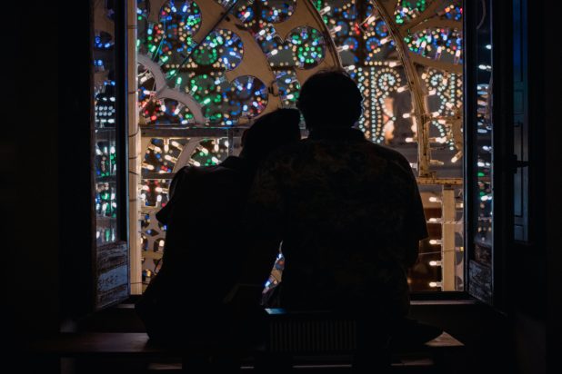 Μήπως έχετε χάσει τον εαυτό σας στη σχέση σας; 7 «αθόρυβες» υποχωρήσεις που μάλλον κάνατε, χωρίς να το συνειδητοποιήσετε