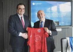 Πιερρακάκης: Χάρισε στον Ιρλανδό Κεντρικό Τραπεζίτη φανέλα του Πανιωνίου