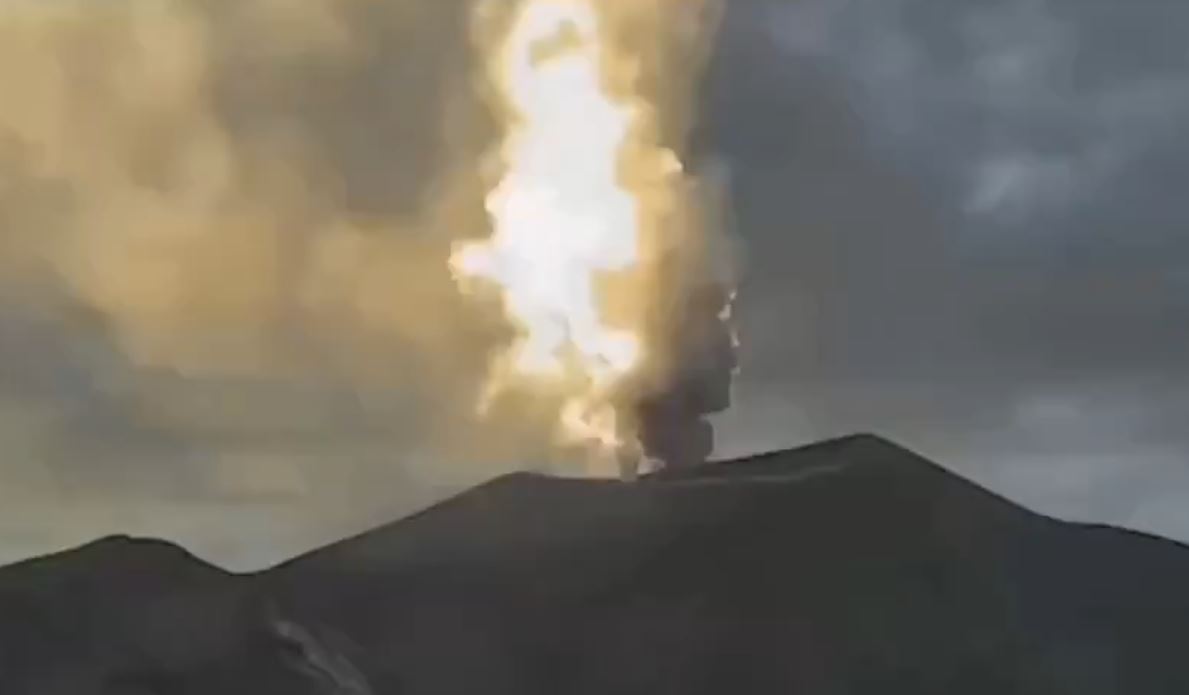 Κολομβία: Ηφαίστειο σκορπά τέφρα σε χωριά – Δείτε βίντεο