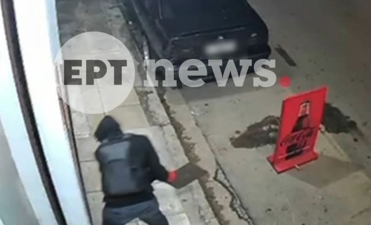 Σεπόλια: Βίντεο ντοκουμέντο από την στιγμή που ληστής σπάει τη βιτρίνα καταστήματος με καπάκι φρεατίου