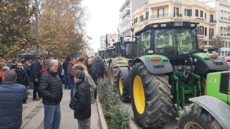 Σέρρες: Αγρότες και κτηνοτρόφοι από το μπλόκο του Προμαχώνα επέδωσαν ψήφισμα διαμαρτυρίας στα γραφεία των βουλευτών του νομού
