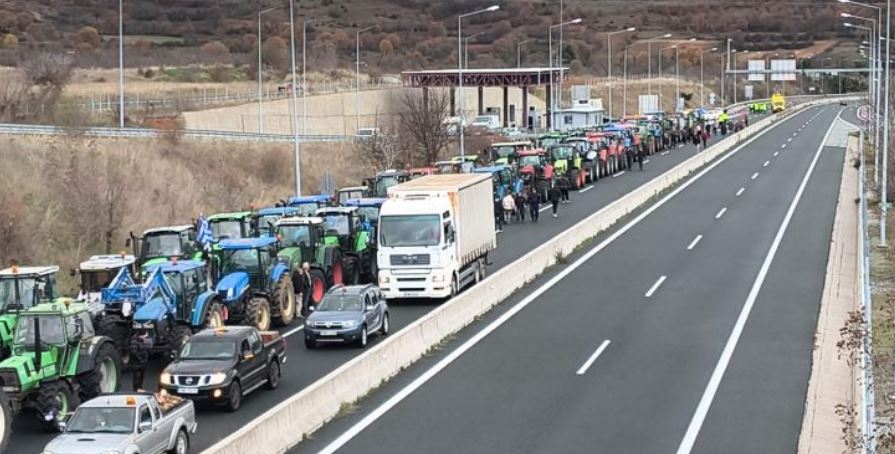 Αγρότες: Κλιμακώνουν τις κινητοποιήσεις τους με νέα μπλόκα σε Δερβένι, Λαγκαδά και Σιάτιστα – Επ’ αόριστον αποκλεισμό του αεροδρομίου αποφάσισαν παραγωγοί από την Κρήτη