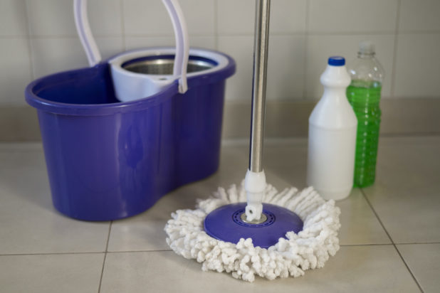 Σφουγγάρισμα: Η συνήθεια που θα σας βοηθήσει να διατηρήσετε το σπίτι σας καθαρό και τακτοποιημένο