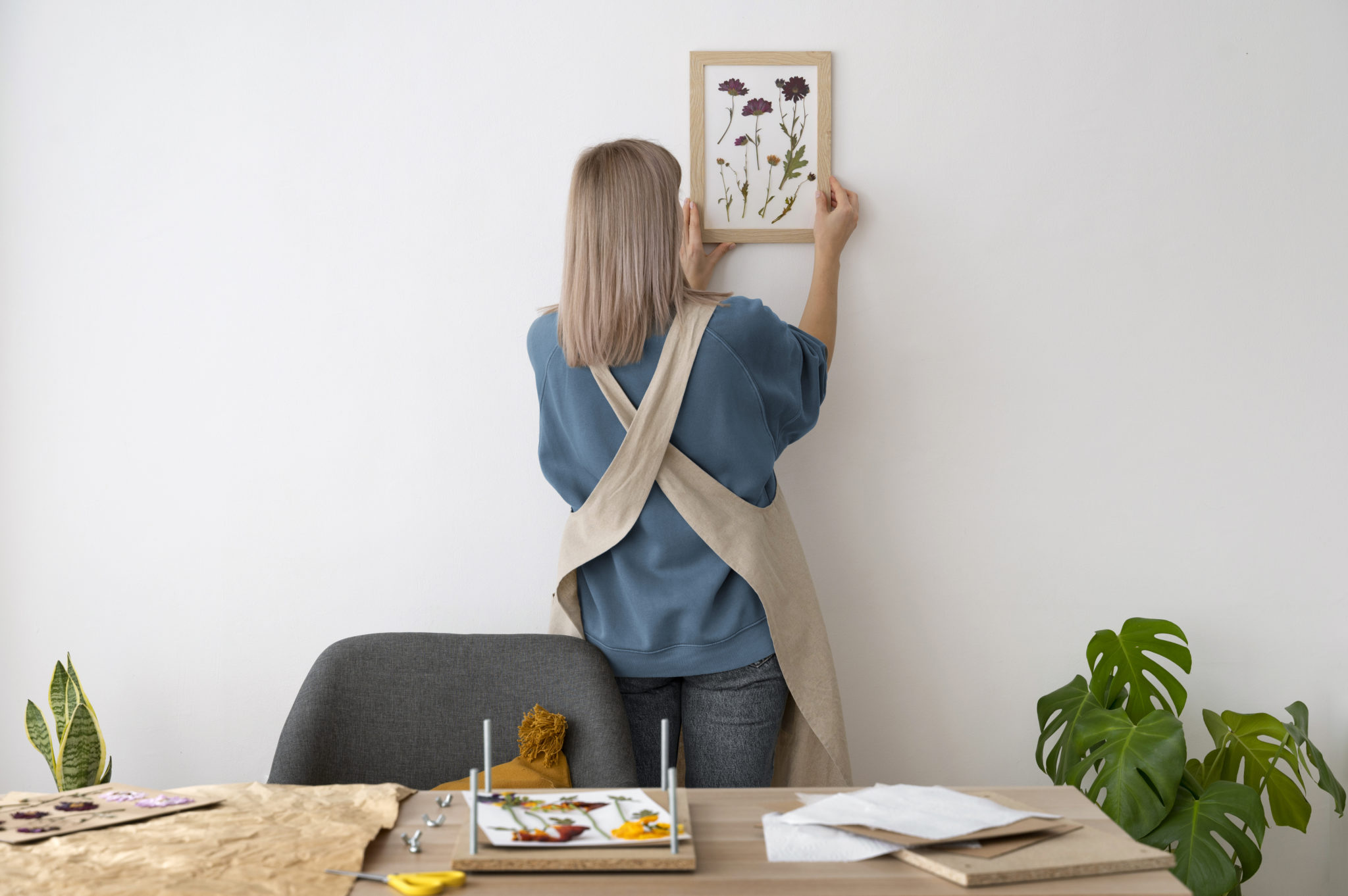 Το έξυπνο κόλπο για να μη χαλάσετε τους τοίχους σας από τα αυτοκόλλητα άγκιστρα