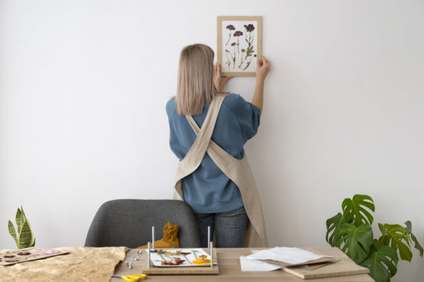 Το έξυπνο κόλπο για να μη χαλάσετε τους τοίχους σας από τα αυτοκόλλητα άγκιστρα