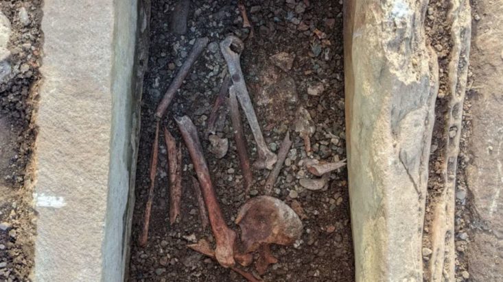 Λείψανα δύο ανθρώπων βρέθηκαν μέσα σε έναν κιβωτιόσχημο τάφο στο νησί Μπιούτ (Isle of Bute). Φωτογραφία: ΒΒC