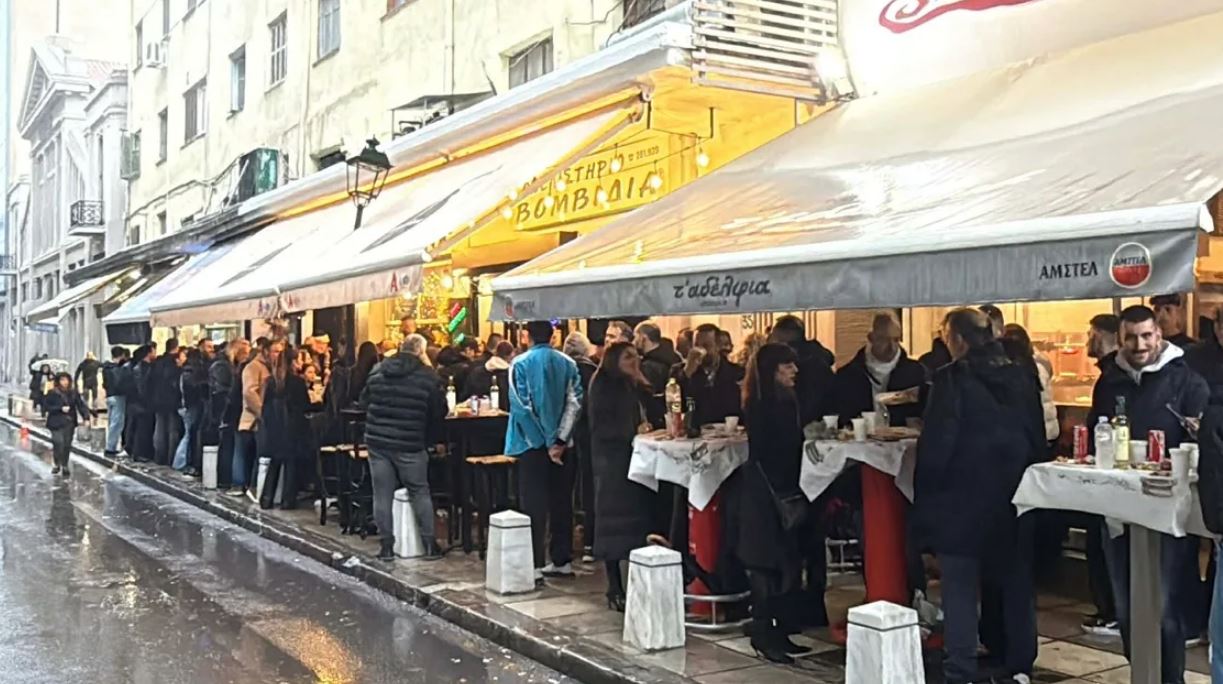 Θεσσαλονίκη: Άναψαν οι ψησταριές παρά τη βροχή στη Βασιλέως Ηρακλείου – Δείτε βίντεο