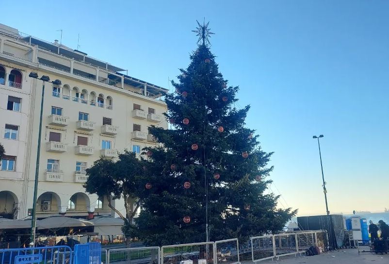 Θεσσαλονίκη: «Φορά» τα γιορτινά της η Αριστοτέλους – Στήνεται η εξέδρα για τη συναυλία του Ρέμου – ΒΙΝΤΕΟ