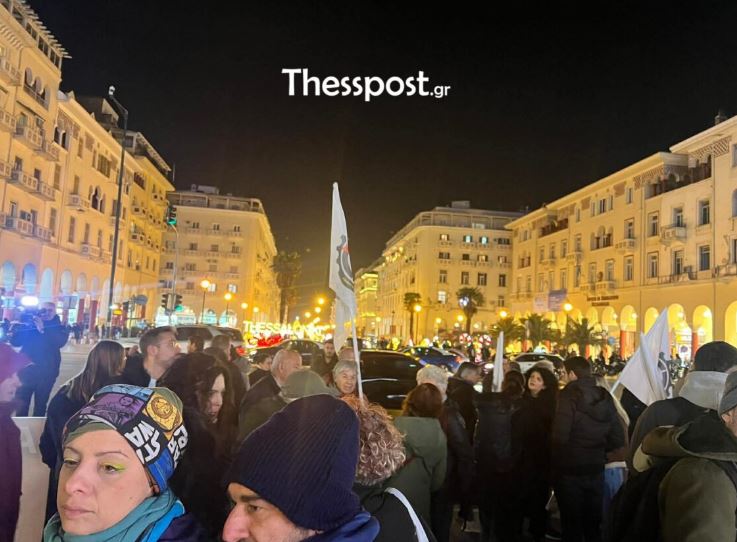 Θεσσαλονίκη: Συγκέντρωση και πορεία διαδηλωτών στο κέντρο της πόλης για την ψήφιση του προϋπολογισμού – ΦΩΤΟ και ΒΙΝΤΕΟ 