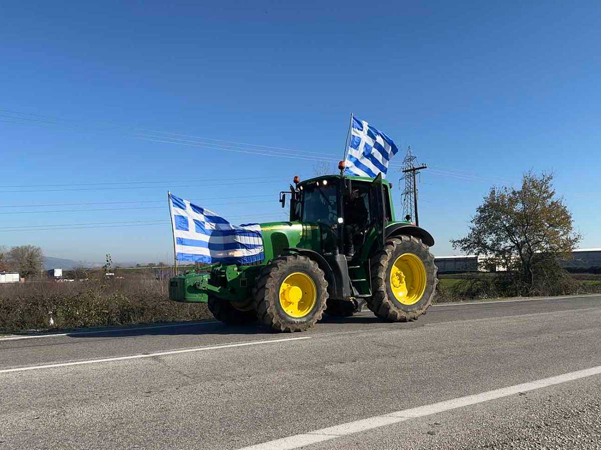 Τρίκαλα: Αγρότες απέκλεισαν συμβολικά για δύο ώρες γέφυρα στον Πηνειό