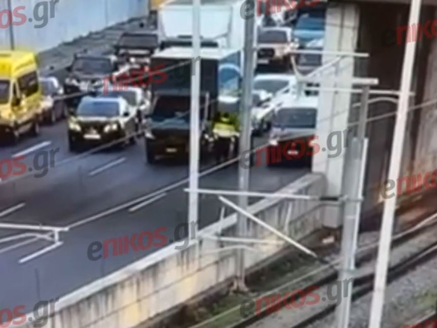 Οδηγός μοτοσικλέτας παρέσυρε τροχονόμο στην Αττική Οδό – Δείτε βίντεο